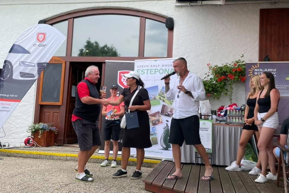 Vyhlašování výsledků benefičního golfového turnaje