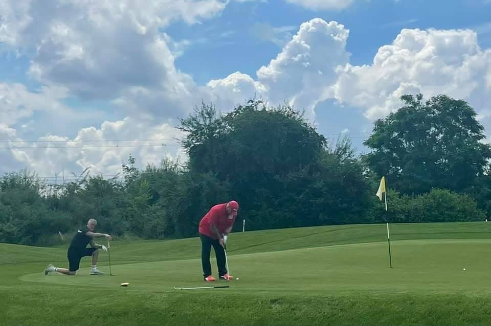 Hráči na golfovém hřišti